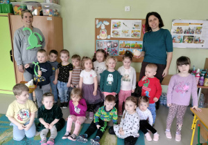 Pamiątkowe zdjęcie dzieci z grupy "Żabek" wraz z ciocią Iwonką oraz ciocią Emilką po wręczeniu upominków od Zajączka Wielkanocnego.
