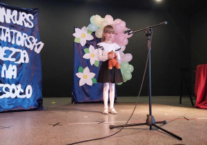 Magdalena Jaszczak z grupy "Skrzatów" na scenie w Miejskim Ośrodku Kultury w Ozorkowie.