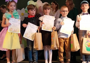Dzieci biorące udział w Powiatowym Konkursie Recytatorskim "Poezja na wesoło" z dyplomami i upominkami, w tym Magdalena Jaszczak oraz Jan Tober z naszego przedszkola.