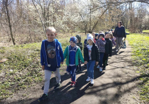 Dzieci z grupy "Pszczółek" w drodze powrotnej w Parku Miejskim.