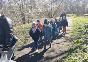 Dzieci z grupy "Biedronek" w drodze powrotnej w Parku Miejskim.