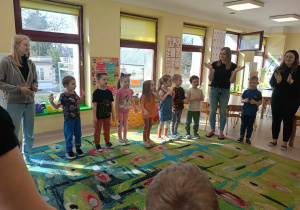Dzieci klaszczą w dłonie podczas powitania.