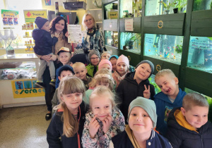 Pamątkowe zdjęcie dzieci, cioci Justynki oraz pani, która pracuje w sklepie zoologiczno-wędkarskim przy ulicy Cegielnianej w Ozorkowie.