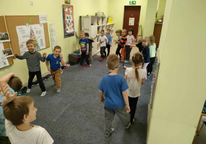 Rozgrzewka ruchowa - podczas przerwy w grze na instrumencie, dzieci stoją w bezruchu w ciekawej pozie.