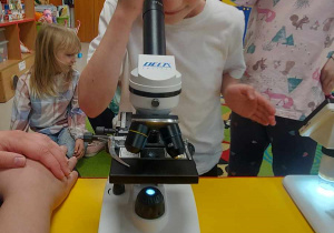 Franek korzysta z mikroskopu.