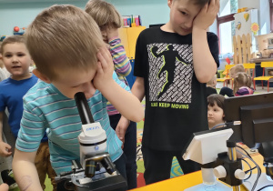 Leon korzysta z mikroskopu.