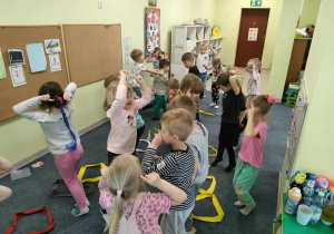 Zabawa ruchowa - "Zajączki". Dzieci skaczą po sali, jak zajączki.
