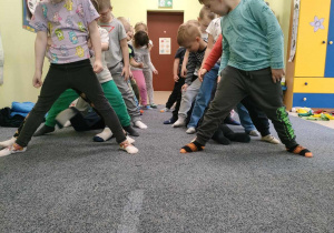 Dzieci podczas konkurencji sportowej - "Krecik", ustawione w dwóch rzędach, tworząc tym samym tunel dla kretów, które przemieszczają się podziemnymi korytarzami.