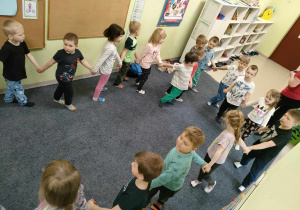Dzieci tańczą w kole do piosenki "Kaczuszki".