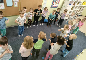 Dzieci uczestniczą w zabawie ruchowej do piosenki "Kaczuszki".