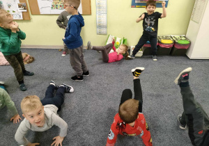 Dzieci z grupy "Pszczółek" przedstawiają tylko za pomocą ruchu, jaki sport lubią najbardziej.