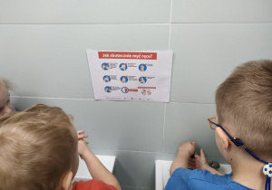 Instrukcja skutecznego mycia rąk w wersji obrazkowej, przyczepiona na ścianie w łazience.