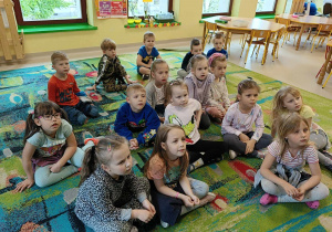 Dzieci z grupy "Biedronek" oglądają film edukacyjny pt. "Skąd się biorą produkty ekologiczne?"