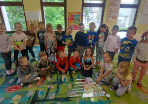 Dzieci z grupy "Biedronek" wraz z ułożoną przez siebie, kolorową piramidą zdrowego żywienia i stylu życia.