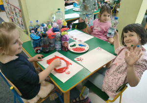 Roksanka, Ala i Zuzia podczas twórczej pracy przy wykorzystaniu wybranego zużytego przedmiotu oraz farby.