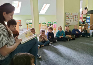 Pani Kamilka czyta dzieciom opowiadanie o niesamowitych przygodach dziesięciu skarpetek.