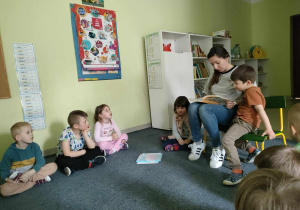 Pani Kamilka czyta dzieciom opowiadanie o niesamowitych przygodach dziesięciu skarpetek.