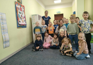 Dzieci z grupy "Pszczółek" wraz z p. Kamilką Skonieczną oraz ciocią Justynką.