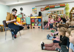 Pan Jacek czyta dzieciom wierszyk o instrumentach.