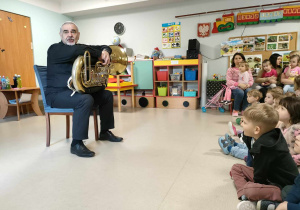 Pan Sławek opowiada dzieciom o tubie.