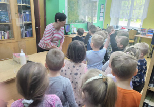 Dzieci zgłaszają się, by opowiedzieć, czym jest biblioteka.