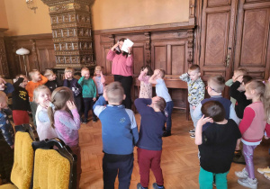 Dzieci uczestniczą w zabawie ruchowej związanej z bohaterami usłyszanej bajki.