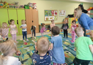 "Żabki" podczas zabawy ruchowej z książeczkami.