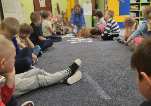 Ciocia Ola z biblioteki prezentuje "Pszczółkom" książkę pt. "Przygody małego Kacpra".