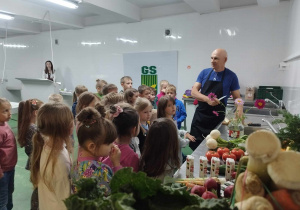 Warsztaty zdrowego odżywiania na terenie Hurtowni Warzyw i Owoców, prowadzone przez p. Dariusza Szpakowskiego dla grupy "Skrzatów".