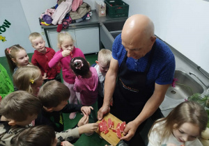 "Skrzaty" częstują się grejpfrutem.