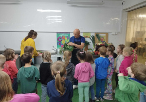 Pan Dariusz Szpakowski pokazuje dzieciom z grupy "Skrzatów" ogromną, zieloną kapustę.