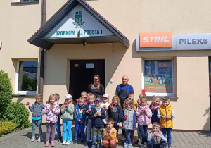 Pan Dariusz Szpakowski - Prezes Zarządu GS Ozorków wraz z ciocią Martą oraz dziećmi z grupy "Biedronek".