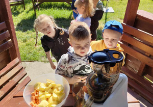 Natan podczas przygotowania naturalnego soku jabłkowo-marchewkowego.