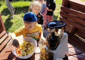 Filip podczas przygotowania naturalnego soku jabłkowo-marchewkowego.