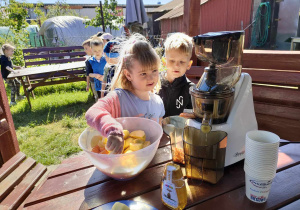 Klaudia podczas przygotowania naturalnego soku jabłkowo-marchewkowego.