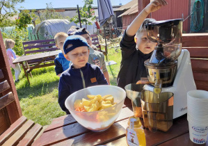 Artur podczas przygotowania naturalnego soku jabłkowo-marchewkowego.