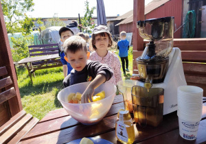 Kajtek podczas przygotowania naturalnego soku jabłkowo-marchewkowego.