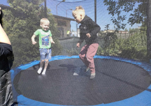 Wojtek i Artur na trampolinie.