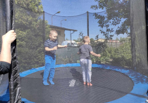 Szymon i Marcel na trampolinie.