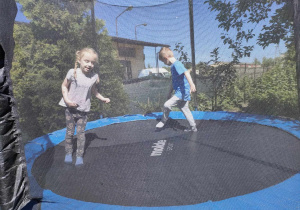 Oliwia i Leon na trampolinie.