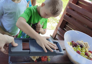 Tymon w trakcie przygotowania sałatki owocowej w altance ogrodowej.