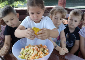 Maja dodaje do sałatki owocowej sok z cytryny.