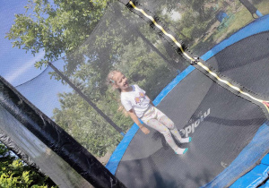 Julia Rz. skacze na trampolinie.