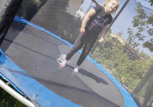 Julia B. skacze na trampolinie.