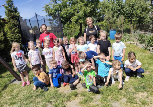 Pamiątkowe zdjęcie dzieci z grupy "Biedronek" wraz z ciocią Anią i ciocią Justynką.