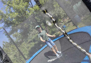 Antoś skacze na trampolinie.