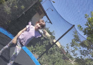 Nina skacze na trampolinie.