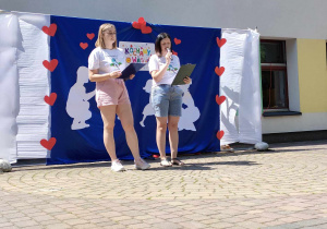 Powitanie przybyłych gości, przez nauczycielki prowadzące imprezę: p. Darię Pikulicką oraz p. Agnieszkę Dobrosielską.