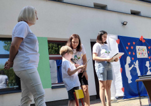 Odczytanie wiersza pt. "Bajkowa rodzina" przez Jasia Tobera z grupy "Skrzatów".