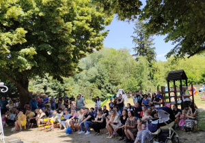 Goście obecni na Pikniku Rodzinnym w naszym ogrodzie przedszkolnym.